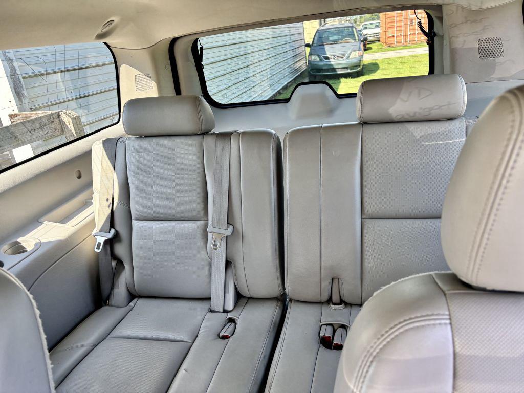 2011 Chevrolet Suburban LTZ - Photo 8