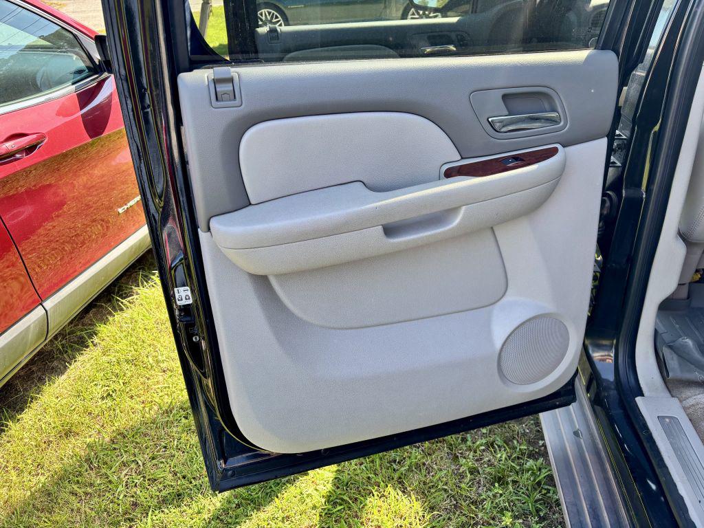 2011 Chevrolet Suburban LTZ - Photo 6